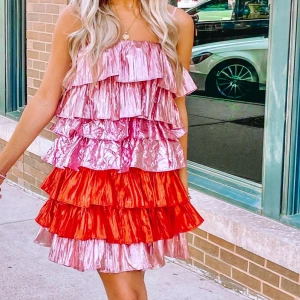 Miniklänning i pastellmix med volanger - Märket är Collective The Label. Storlek XS. Passar även S. Den är så cool! Slutsåld. Nypris är 879kr. Lappen är kvar. Säljer då jag har för många klänningar :) den är väldigt eftertraktad! Skriv för fri frakt