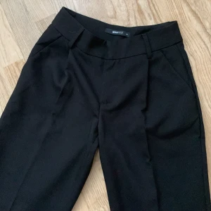 Fina Tricot kostymbyxor byxor xs 34 svarta kostym stilren som nya - Superfina som är lite för små för mig tyvärr.  