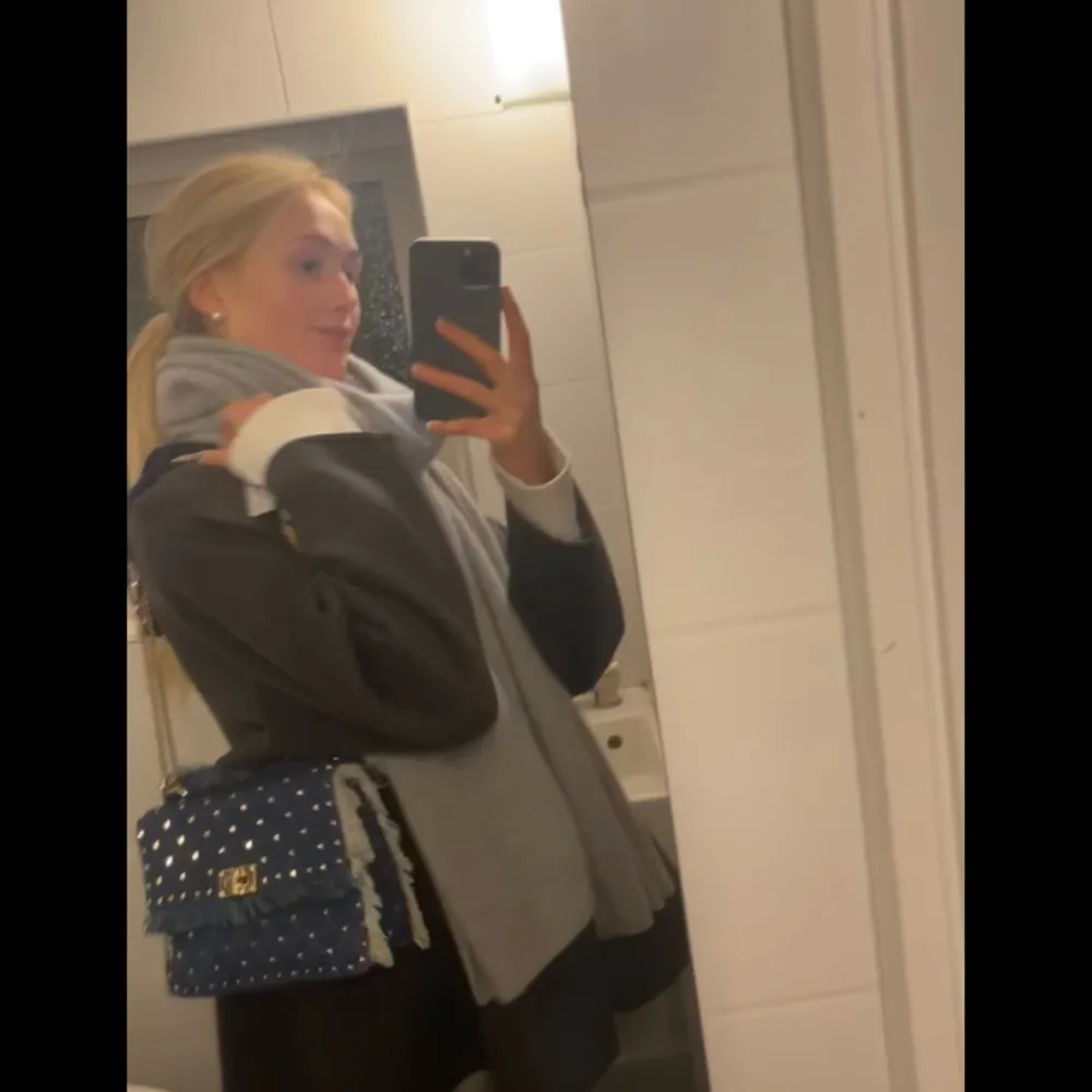 Intressekoll på min superfina Valentino väska!! Kom med bud💖 Model: Rockstud Spike Bag Denim Storlek: Medium Nypris: 35.000 Limited edition så säljs inte längre och är supersvår att få tag på!💓 . Laukut & Käsilaukut.