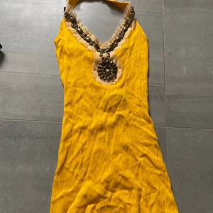 Vintage y2k gul klänning med detaljer  - Så snygg klänning strl M. Fina detaljer och inga defekter. Tryck gärna på köp nu🤩