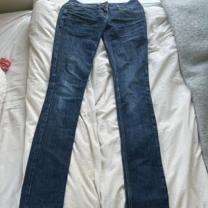 Jeans - Dessa jeans säljer jag för att de tyvärr inte satt som jag ville. Jag skulle säga att dem är mer skinny jeans en bootcut jeans och att de känns mindre en dess storlek💕💕
