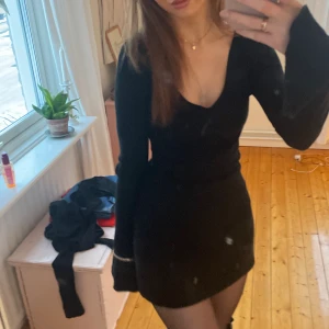 Ribbad topp - Svart, långärmad ribbad topp!! Strl S skulle även passa en M/Xs🌸🌸 Köp direkt för 150 eller skriv privat och lägg eget bud!!