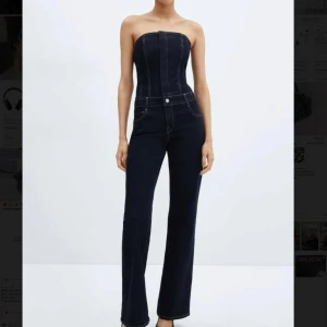 Jeans jumpsuit - Säljer denna skiiiiiitsnygga jeansjumpsiut som ör helt slutsåld överallt! Helt perfekt till alla festliga tillfällen, säljer pga att jag köpte två storlekar!❤️ 