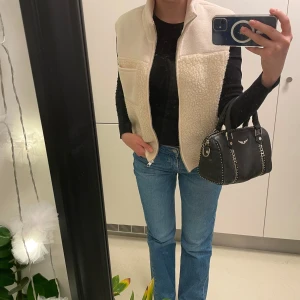 Teddy väst - Gullig teddy väst. Från Zalando. Storlek L men jag är vanligtvis 36/38 så den är liten i storlek. I perfekt skick. Knappt använd. 