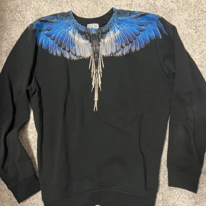 Marcelo Burlon Tröja - Säljer denna Marcelo Burlon tröja. Den är i nyskick. Passar S. 