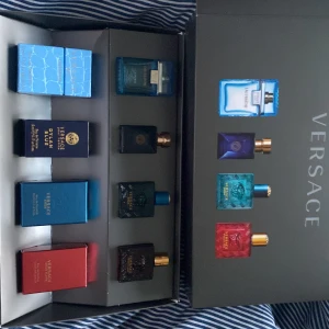 5ml Versace miniatyrer  - 5ml Versace miniatyrer som jag fick i julklapp men har ingen användning av dem längre. Alla är nästan fulla. Priset kan diskuteras vid en smidig affär. Hör av dig vid minsta lilla fråga.