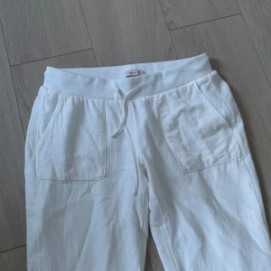 Low waist linnebyxor💗 - Säljer dessa low waist linnebyxor från Nelly i storlek S. De är helt nya och använda ett fåtal gånger. Nya kostar de 499. Skriv för mer info om dem💗