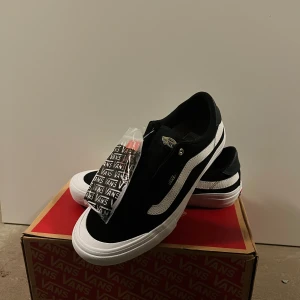OANVÄNDA VANS - Vans Pro. Storlek 40.5. Aldrig använda. Pris kan diskuteras vid snabb affär.