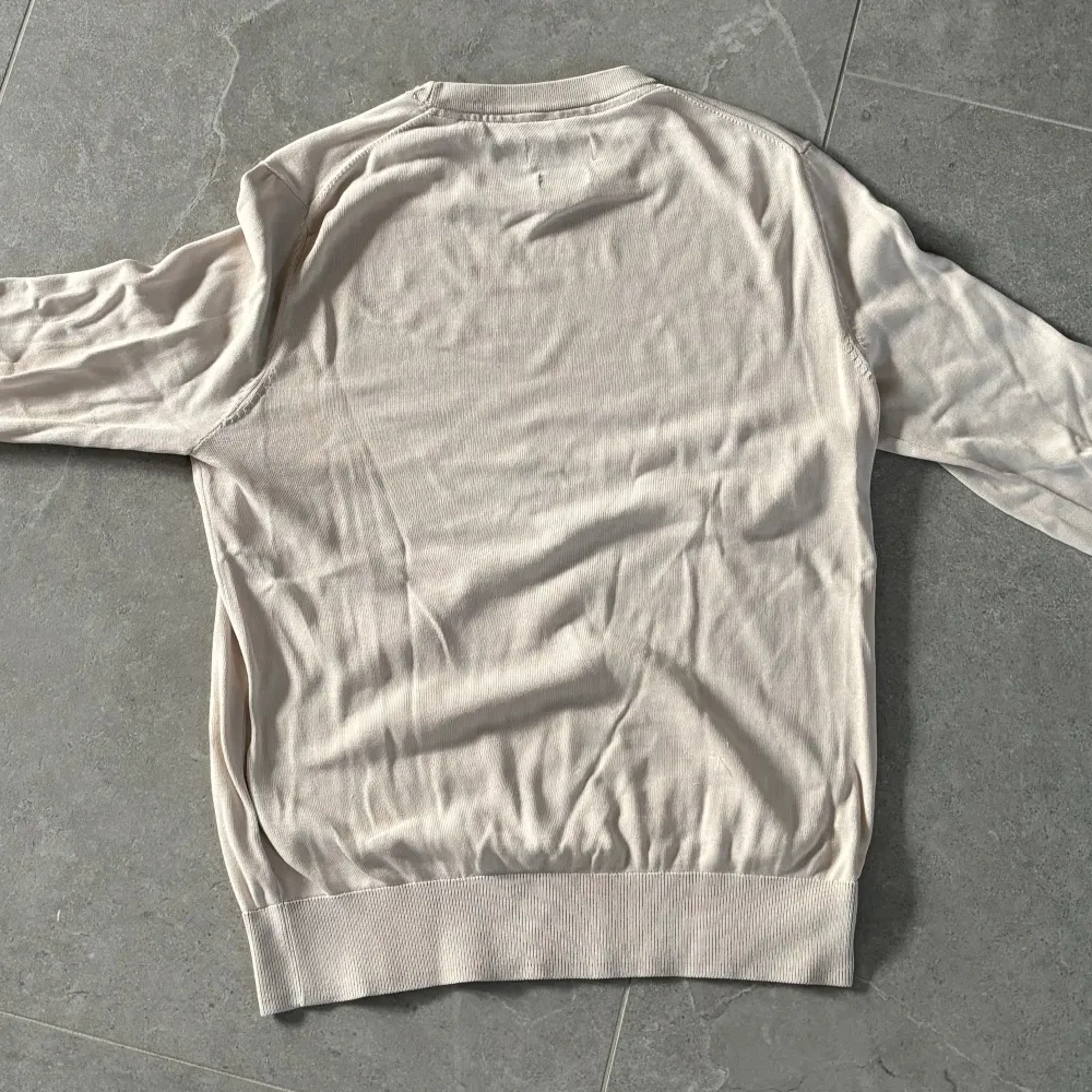 Beige Crewneck Tröja från Volt som jag inte har användning av längre. Den är i användbart skick men har hål i armhålorna som jag fixat se bild 3. Pris inte fast.. Stickat.