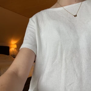 Vit tröja - En vit tröja från Lager 157💞den är lite ”glittrig” i tyget (bild 3). Hör av er vid frågor!✨