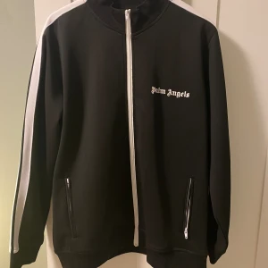 Palm Angels tröja - Säljer denna fina tröja som inte kommer till användning längre, super fint skick