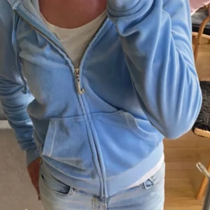 Juicy couture kofta - Säljer denna i storlek xs/s. J:et har tappat några stenar men inga skador på tröjan. 