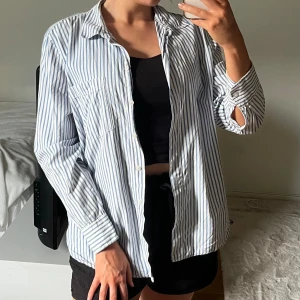 Randig skjorta - Blåvit randig skjorta från HM. Storlek M.