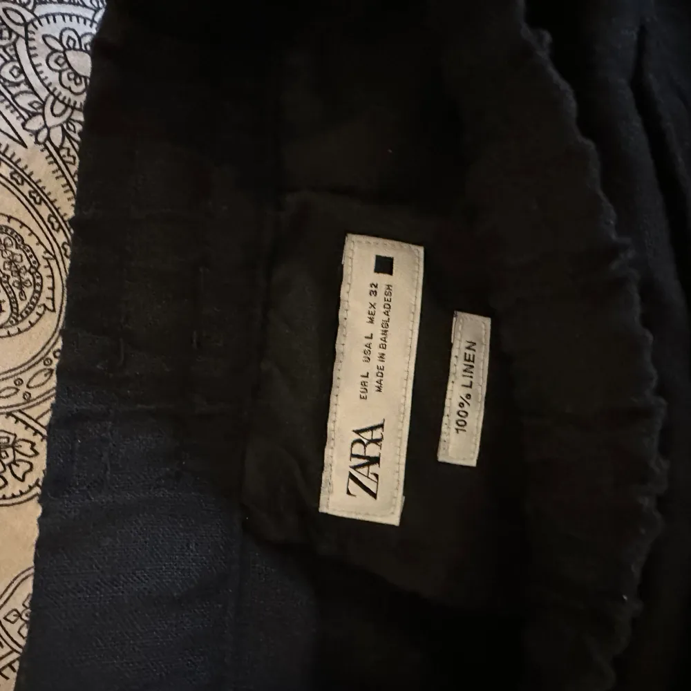 Säljer helt nya shorts i 100% linne från Zara. Nypris var 429kr, de har endast testats och inser nu i efterhand att de ej kommer komma till användning och det är försent för retur nu. Superfina annars!✨✨Obs de sitter mer som en M, lite små i storlek. Shorts.