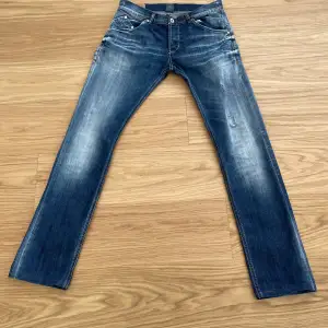 Dondup jeans till salu! | skick 9/10 | storlek 33 passar mellan 175-185 | pris: 1299:- Retail på dessa är runt 4000 | för fler frågor eller funderingar skicka pm!