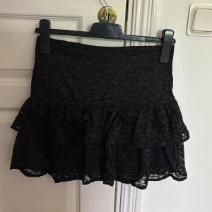 Svart volangkjol - Svart volangkjol i spets från Loavies. Superfint skick - som ny!