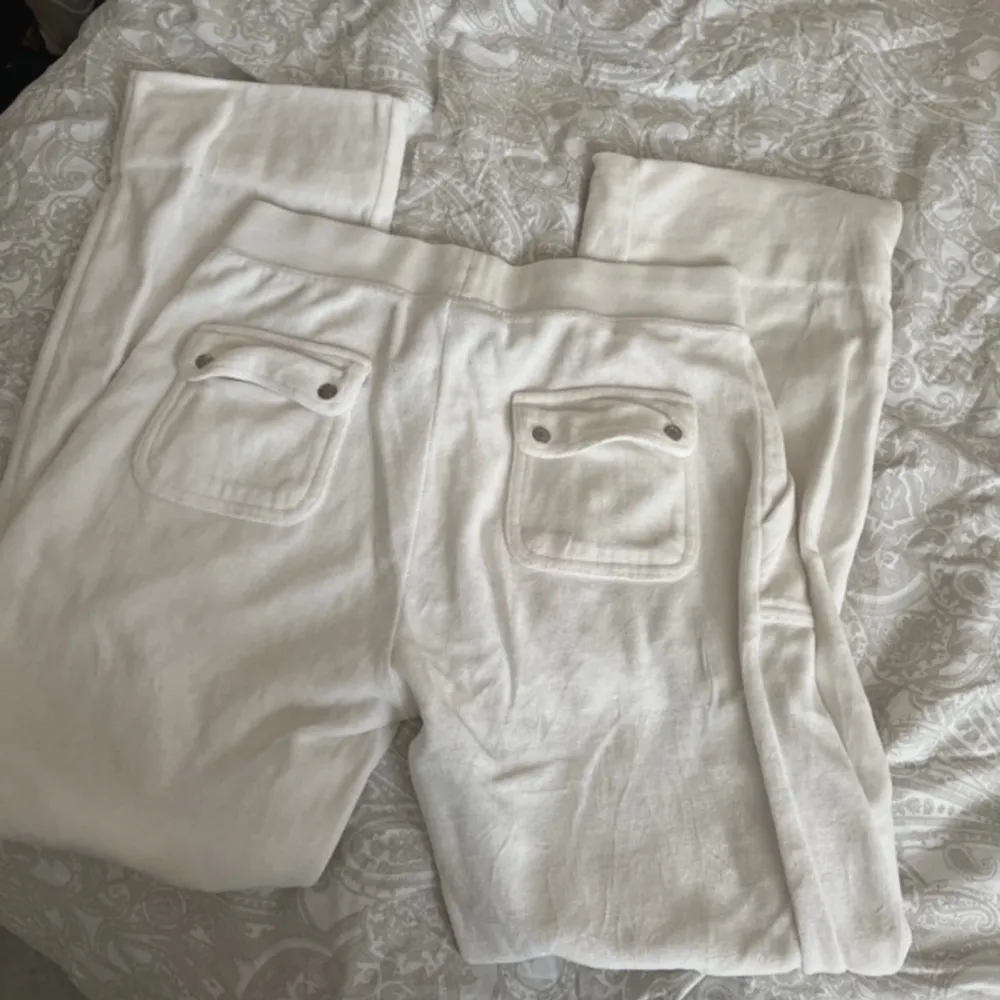 Juice couture byxor i vit, storlek m. I bra men använt skick. Ena metallknappen på baksidan är av (se bild 3). Är uppsydda nertill men går lätt att sprätta upp 🙌🏼😊. Jeans & Byxor.