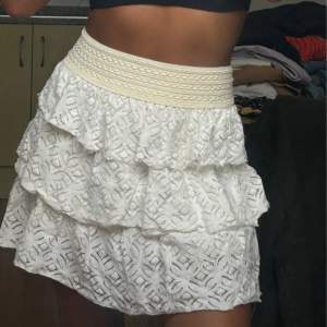 Säljer denna gulliga volang kjol köpt i liten butik i Marabella 