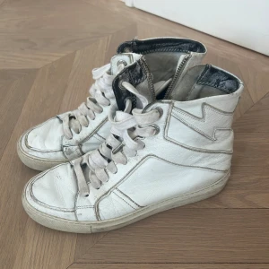 Zadig skor  - Säljer dessa Zadig sneakers i storlek 37. De har flera slitningar men jag tror de går att fixa till ännu mer genom att tvätta skosnörena etc💕