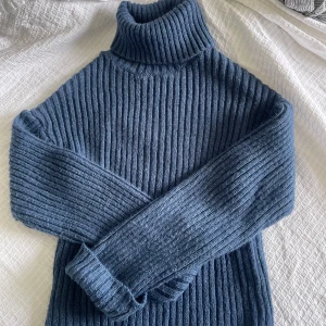 Stickad tröja  - Marinblå stickad tröja med krage,  köparen står för frakt 