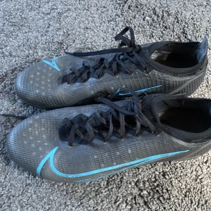 Fotbollsskor Nike mercurial vapor - Säljer dessa fotbollsskor från Nike, de är nästan helt nya och använda en gång. Köpte för ca 2000 men säljer för 400.