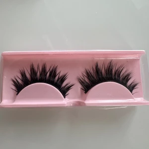 Lösögonfransar  - Snygga fransar som används vid alla tillfällen. Få dem dragna fina kattiga ögon med dessa fransar 🤩. Skulle franslinjen vara för lång för ditt öga kan man alltid klippa och korta ner fransarna/linjen med en sax så de passar just för dina ögon.😻