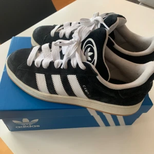 Adidas Campus 00s - Fina Adidas Campus i storlek 44, knappt använda. Kan gå ned i pris vid snabb affär🙌🏽