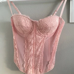 Rosa korsett - Rosa korsett, super snygg till fest i sommar. Du justerar hur tight den ska sitta bak med snörning och du kan även justera banden som vanliga BH band🫶🏻 Använd en gång, köpte den för över 1 år sen
