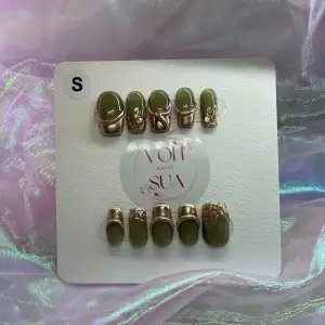 S: 15 mm, 11,5 mm, 12 mm, 11 mm, 9 mm, Handmålad 3D nailart, detta är en grön siraps gel, vid frågor kontakta mig annars ”köp nu”, skickas inom 24h ✨💕