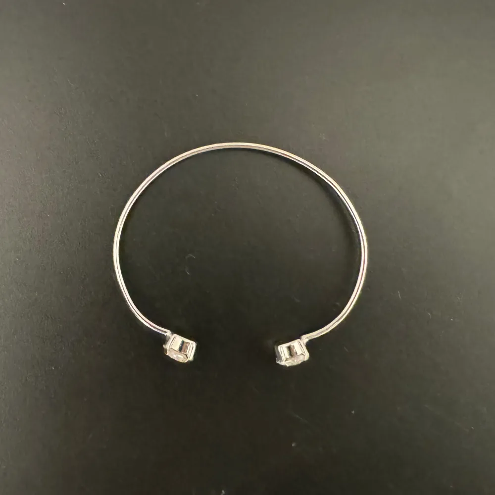 Fint armband från Caroline Svedbom som passar både till vardags och fest. Armbandet är inte mycket använt och utan skavanker. Justerbar från 55 - 70 mm Plätering: rhodium Världens högsta kvalitet på kristaller. Accessoarer.