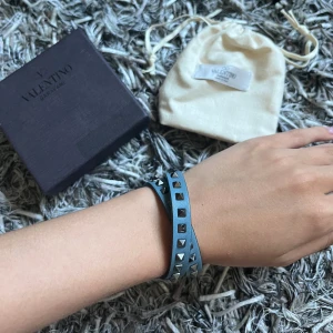 Valentino armband  - Såå snyggt och unikt dubbelt valentinoarmband!  Sparsamt använt. Låda, dustbag samt extranitar följer med. Säljs billigt pga avklippt i ena änden (se sista bilden) men inget man tänker på 💘