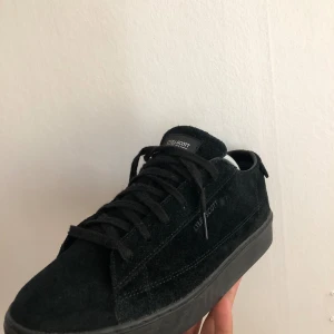 Lyle & scott - Hej  Dags att sälja skorna som är storlek 42 säljer dem för att de är för små och inte används. Köpte dem för 1400kr och har använd 3 gånger gå att frakta kan ringa FaceTime och visa när jag slänger dem i posten annars går de att hämta utanför Skövde