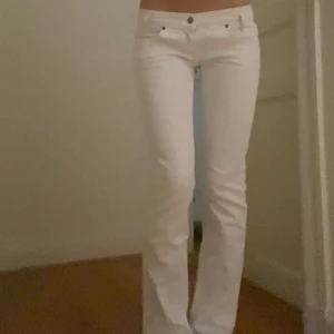 Vita lågmidjade jeans från Lee - Säljer dessa vita lågmidjade jeans från Lee i myxket bra skick! W27 L33 