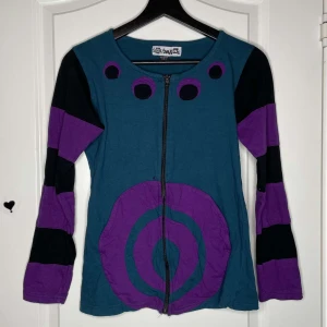 Hippie Kofta - Hippie kofta i storlek S-M. Det är två små hål på framsidan.