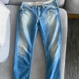 Low waist jeans - Jeans i bra skick, säljer för dem är för stora.
