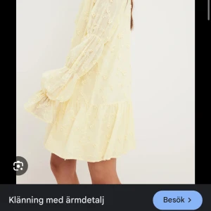 Söker - Söker denna klänning i gult eller blått!! Kan tänka mig betala mycket  