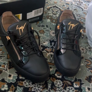 Giuseppe Zanotti  - Säljer ett par Giuseppe Zanotti ny pris 6500 inprincip helt nya använt 2 gånger. Storlek 42 pris går att diskutera vid snabb affär  Box kvitto följer med.