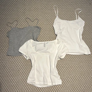 Simpla tröjor - 3 st jätte gulliga tröjor! Grå: 15kr Vit top: 10kr Vit t-shirt: 25kr Alla tre för 30!!🤑🤑🤑🤑✅✅✅