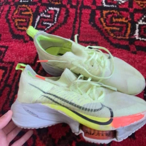 Nike air zoom löpar skor - Hej säljer ni mina löparskor då dom Är för små för mig. Skick 8/10 Hör av er vid minsta fråga