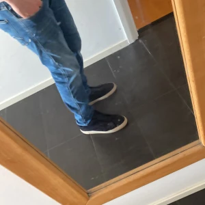 Artigato laceless - Säljer dessa mörkblåa Arigato laceless. Skick 6/10 det finns hål på båda innersidorna av skorna som syns på bild 3. Storleken är 45. Nypris: 2600 mitt pris: 649.Hör av er vid frågor! + box och dustbag