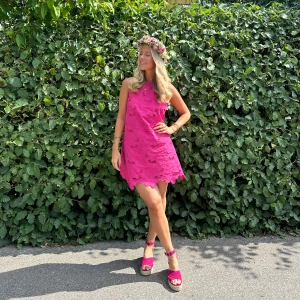 Spets klänning - Säljer min midsommar klänning i spets från Mango, endast använd en gång ❤️