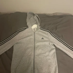Adidas tröja - Riktigt fin helt oanvänd