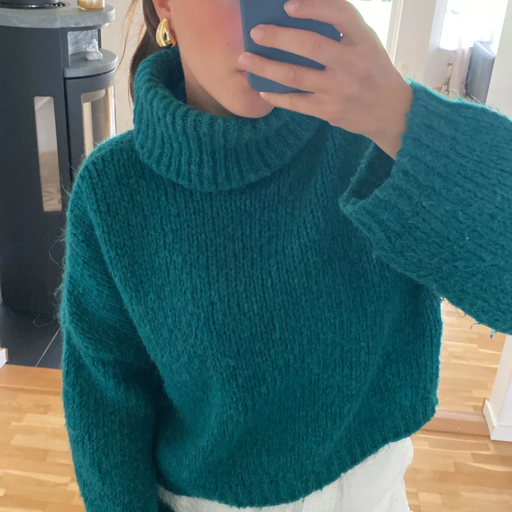 Stickad polotröja med ballongärmar. Kroppad i modellen. Otrolig färg!. Neuleet.