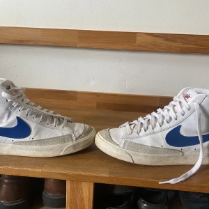 Nike Blazer mid - Jag säljer mina blå Nike blazer mids som är i gott skick. De är i storlek 42. Lådan saknas då de köptes för ett tag sedan. 