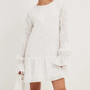 nakd klänning - intressekoll på denna otroliga klänningen, endast testad och prislapp kvar🤍nypris 700kr, säljer inte under 600kr!