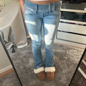 Diesel jeans - Lågmidjade jeans med fina detaljer på fickorna😊dem har ett litet hål på benet som man kan se på första bilden men värkligen inget som stör