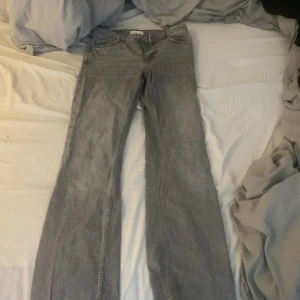 mid waist jeans - säljer mina mid waist flare jeans från gina tricot i storlek 34 då dom blivit för små för mig, de sitter jättebra och inga större skador. Vid köp tryck gärna på ”köp nu” knappen för att göra det snabbt och smidigt. ❤️