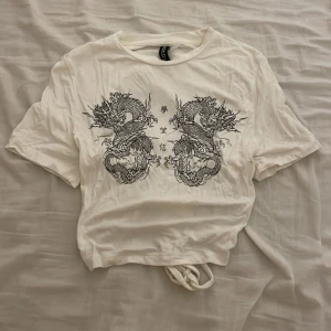 T-shirt - En skön t-shirt med öppen rygg, snörning. Lite genomskinlig men funkar bra ändå. 