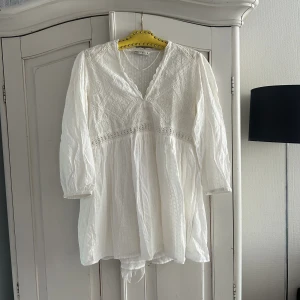 Klänning - Vit kort klänning från zara! Storlek S! Hade på min studenten för två år sedan😇 inga tecken på användning!🌟