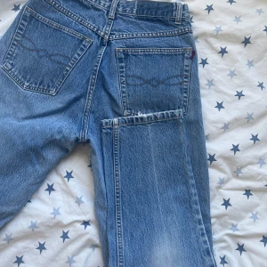 Mörkare 192 jeans  -  Hej! Säljer mina lite mörkare byxor från 192 Som varken används eller passar längre. Väldigt bra skick och kvalitet. Storlek XS-S. Hör av er vid frågor :)